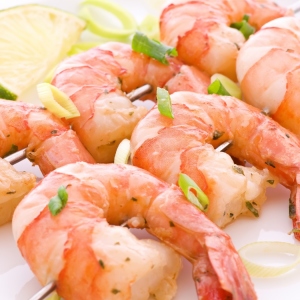 Fotoğraf Nasıl pişirilir Shrimps dondurulmuş ham