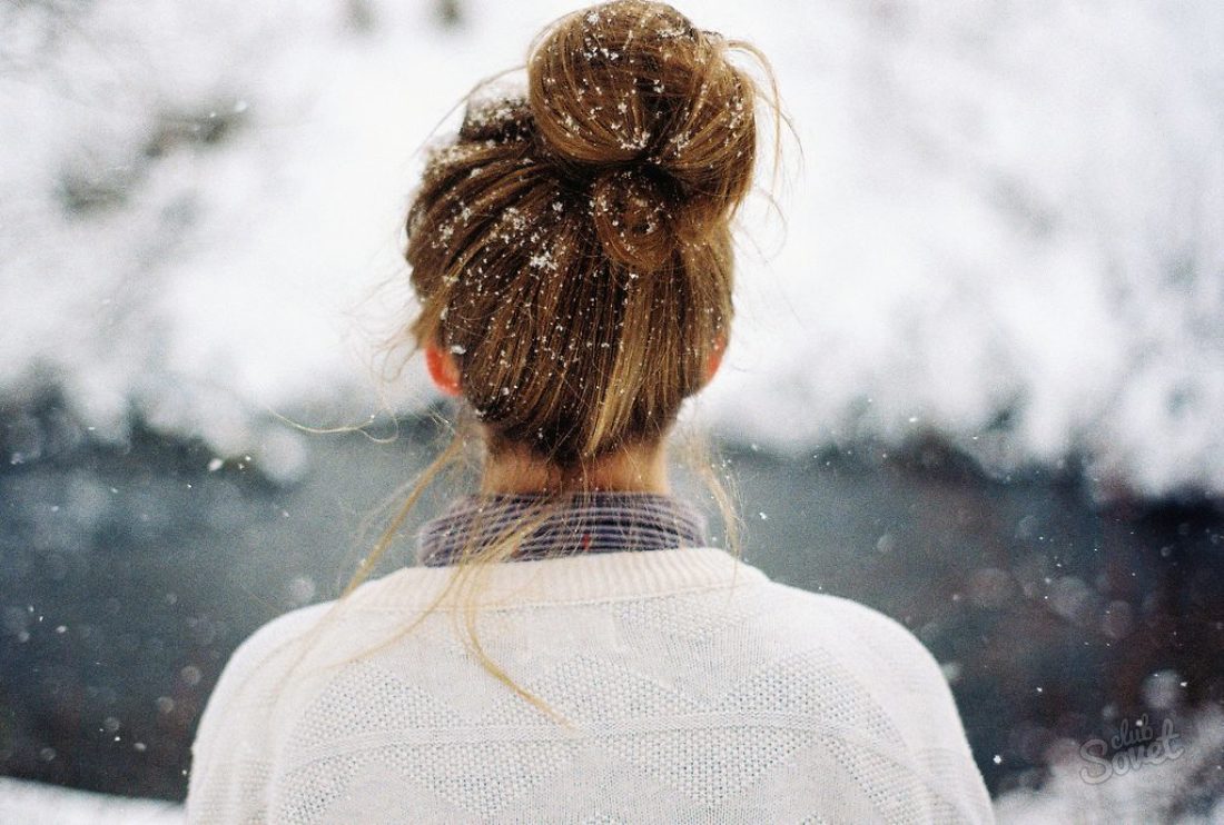 Девушка зимой. Волосы зимой. Девушка зимой со спины. Снег на волосах.
