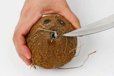Как да се почисти кокосовия орех