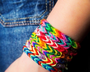 How to weave bracelets from rubber on slingshot