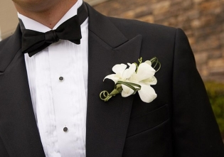 How to make a boutonniere?