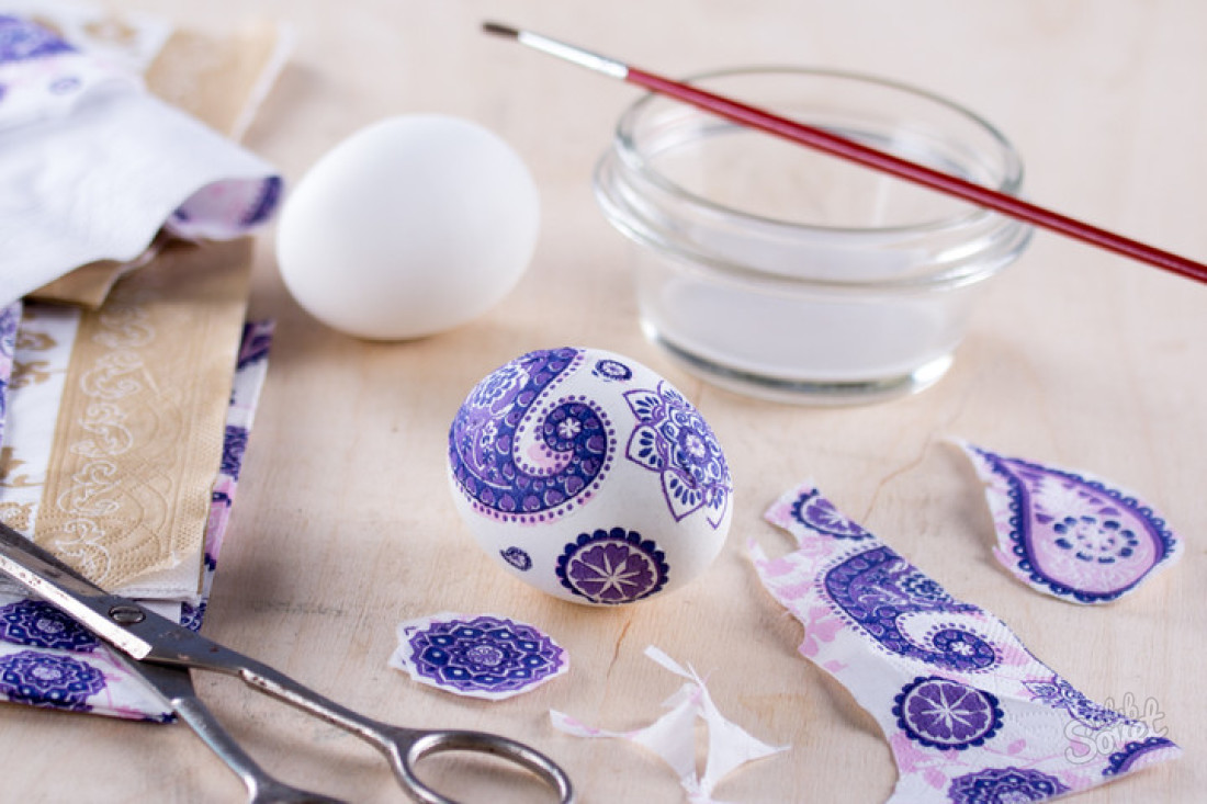 Hur man målar ägg på påskservetter