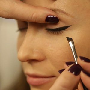 Photo how to paint eyes by eyeliner
