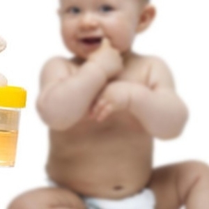 Foto, wie man den Urin in Neugeborenen sammelt