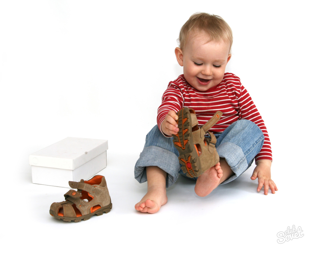 كيفية اختيار الأحذية الأولى للطفل