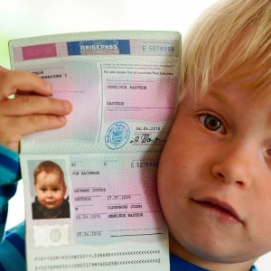 Foto, wie man ein Kind in einen Pass an Eltern eingibt