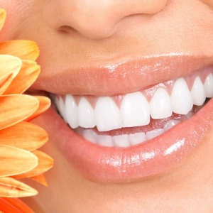 Stock Foto Whitening strips for teeth, how to use
