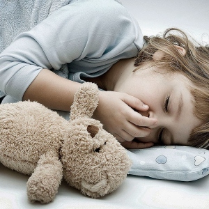 Фотографија зашто дете шкрипа зубе у сну?
