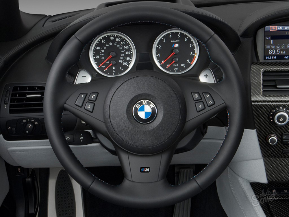 Переключение скорости на руле. Руль BMW m6. BMW m6 панель приборов и руль. BMW типтроник руль. Steptronic BMW на руле.