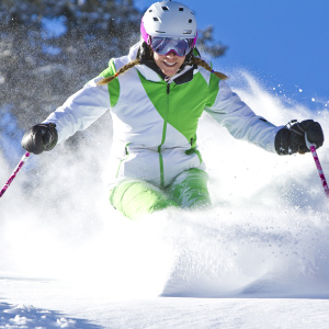So lernen Sie, wie Sie Skifahren fahren können