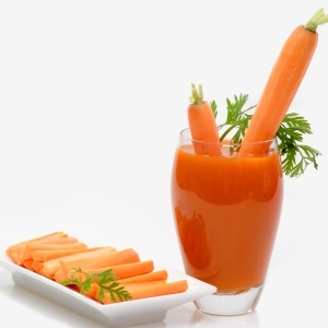 Stock foto comment boire du jus de carotte
