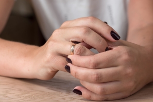 Jak usunąć pierścień z opuchniętym palcem