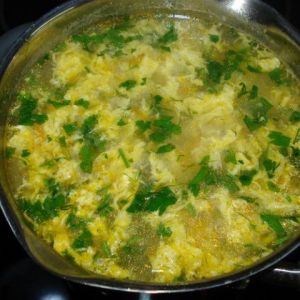 Foto Ako variť polievku s vajcom