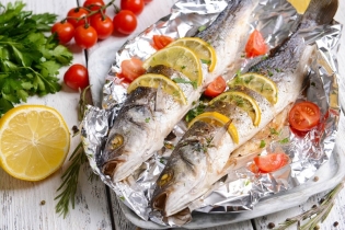 كيفية طبخ سمك السلمون المرقط في احباط؟