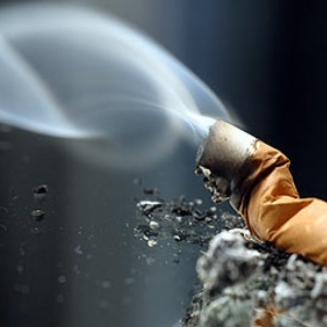 Foto So entfernen Sie den Geruch von Zigaretten