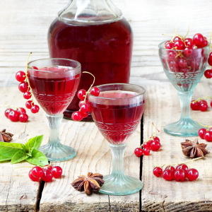 Stock Foto Selbst gemachter Wein von der roten Johannisbeere - einfaches Rezept