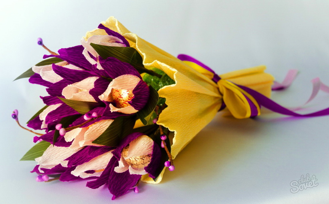 Flores feitas de doces e papel corrugado com suas próprias mãos