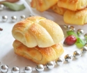 Buns with yeast dough cottage cheese