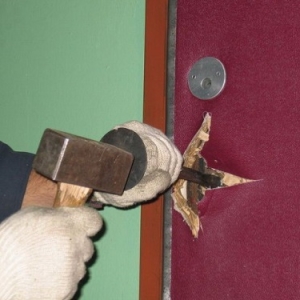 Photo How to open the front door without a key