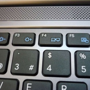 Foto Como inserir um botão em um laptop