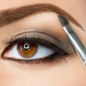 Photo How to paint eyebrows with shadows