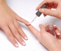 Przezroczysty manicure: Technika wykonania