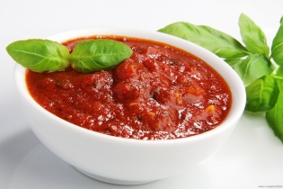 Como a pasta de tomate torna o molho de tomate?