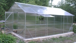 Hur monterar man ett växthus från polykarbonat?