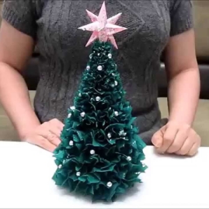 Oluklu kağıttan bir Noel ağacı nasıl yapılır?
