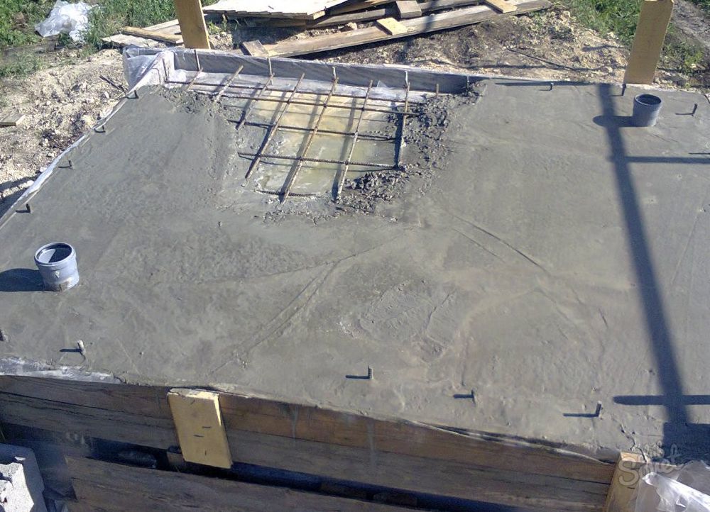 Делает бетонные плиты. Погреб монолитный бетонный 6гм. Закладные 1000мм под плиту фундамента. Плита перекрытия с люком для погреба. Армирование плиты перекрытия подвала.