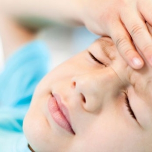 สัญญาณของการสั่นสะเทือนของสมองในเด็ก