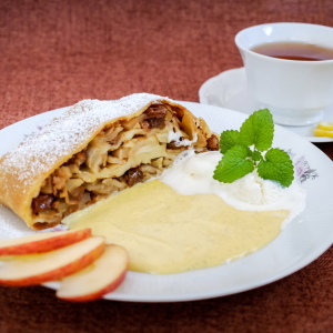 Stock Foto How to cook apples strudel