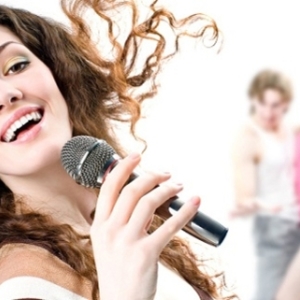 Hogyan kell énekelni karaoke-t egy laptopból