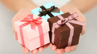 How to make your own hands a gift box?