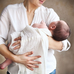 چگونه شیر مادر گرفتن یک کودک از دیک