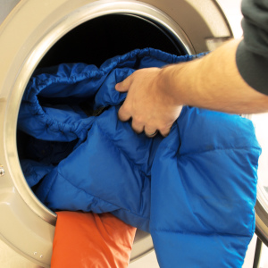 Como lavar a jaqueta para baixo para que o fluff não caia
