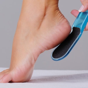 Como escovar os calcanhares