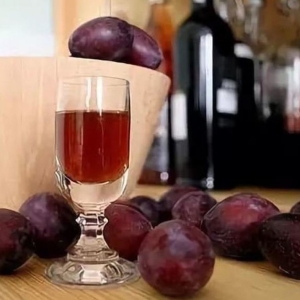 Stock Foto Wine from plum at home