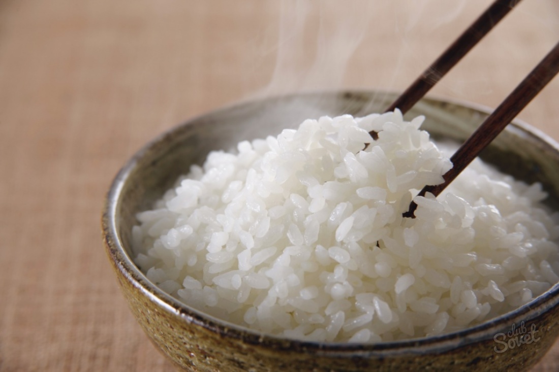 Kako kuhati drobljiv riž v ponev
