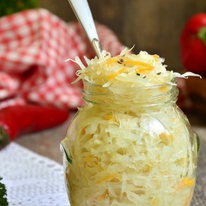 Stock Foto Marinated cabbage for winter in banks - recipe