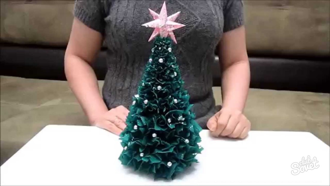 Πώς να φτιάξετε ένα χριστουγεννιάτικο δέντρο από το κυματοειδές χαρτί;