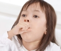 Como tratar uma tosse de bebê em uma criança