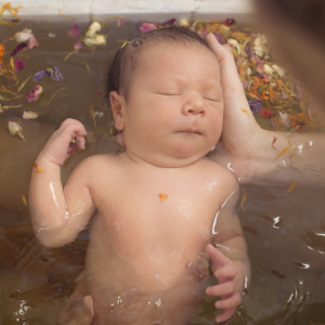 صور كيف تستحم حديثي الولادة طفل مرة الأولى في المنزل، والفيديو