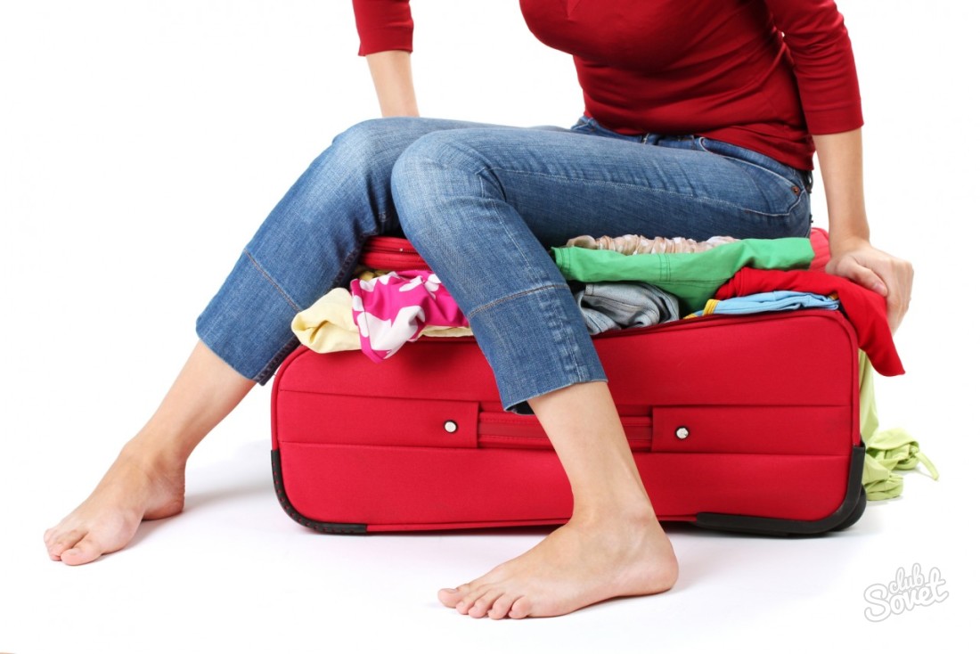 Hur man kompakt viker saker i en resväska