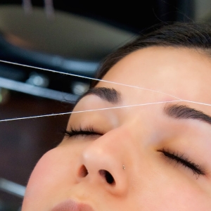 Foto Como atrair fios de sobrancelhas