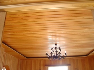 چه چیزی سقف چوبی را پوشانده است