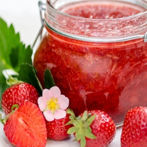 Stock Foto Strawberry jam in a slow cooker