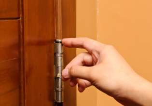 Cara melumasi pintu engsel