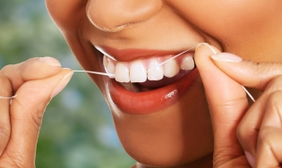 Ako používať zubné vlákno
