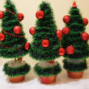Како направити божићно дрвце са рукама из Тинсела